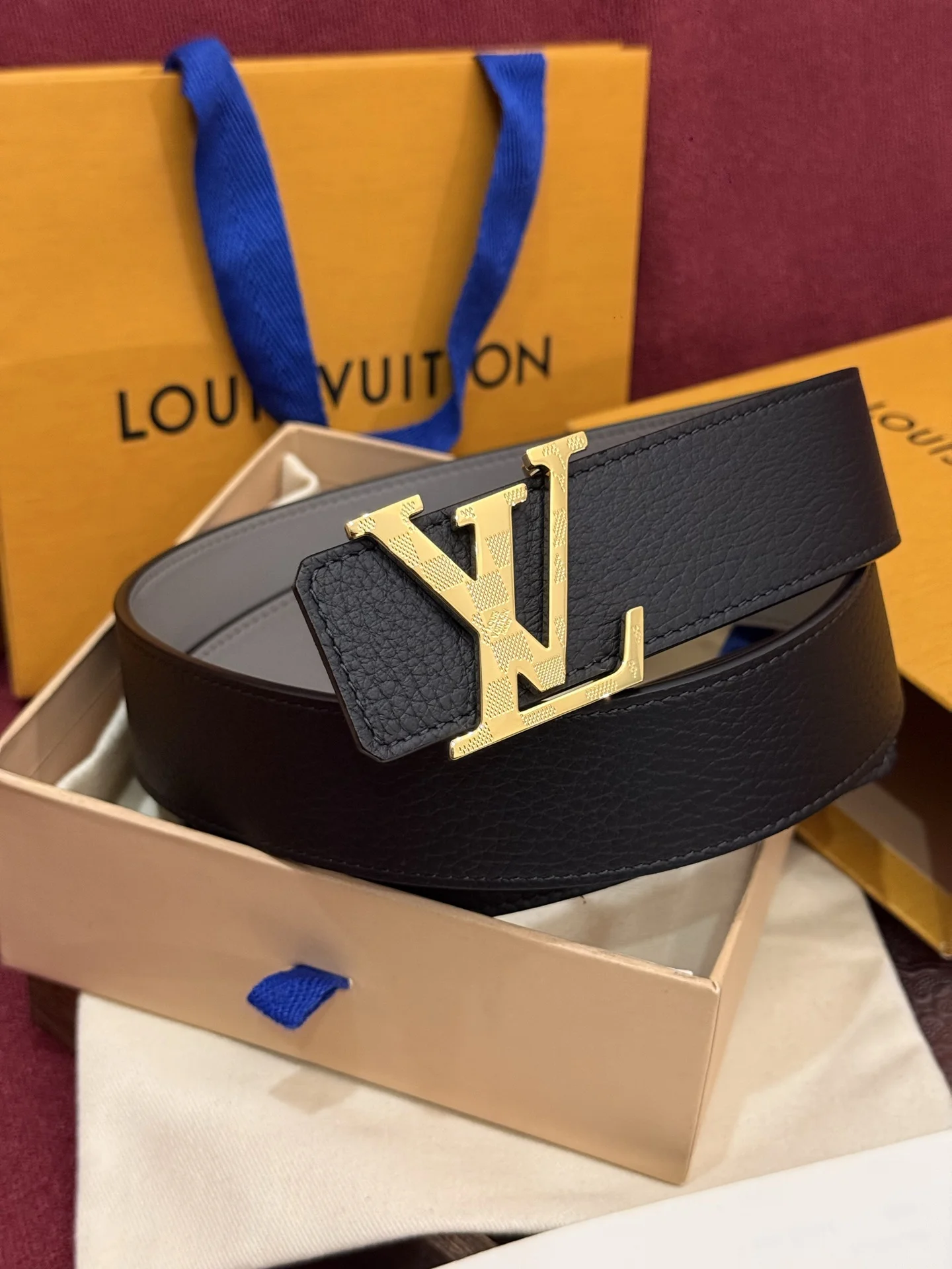 原单LV皮带|高仿LV皮带|精仿LV皮带|一比一LV皮带本款 Damier LV 40 毫米双面腰带做工精良 风格经典 深色牛皮革皮带与 LV 字母搭扣优雅相称 与精心镂刻的 Damier 图案相得益彰 气质优雅 可双面使用 轻松搭配您钟爱的服饰 