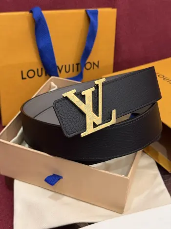 本款 Damier LV 40 毫米双面腰带做工精良 风格经典 深色牛皮革皮带与 LV 字母搭扣优雅相称 与精心镂刻的 Damier 图案相得益彰 气质优雅 可双面使用 轻松搭配您钟爱的服饰 