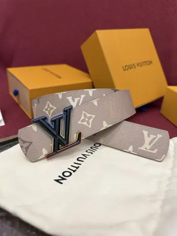 LV Dimension Monogram Surplus 40mm可翻转腰带大胆地将日常中性风格演绎得淋漓尽致 表带帆布一侧饰有以工装风格为灵感的 Monogram 图案 而皮革背面则采用光滑的棕色皮革制成 一如往常 圆润的 LV Dimension 搭扣为简洁流畅的廓形增添了几分独特韵味 