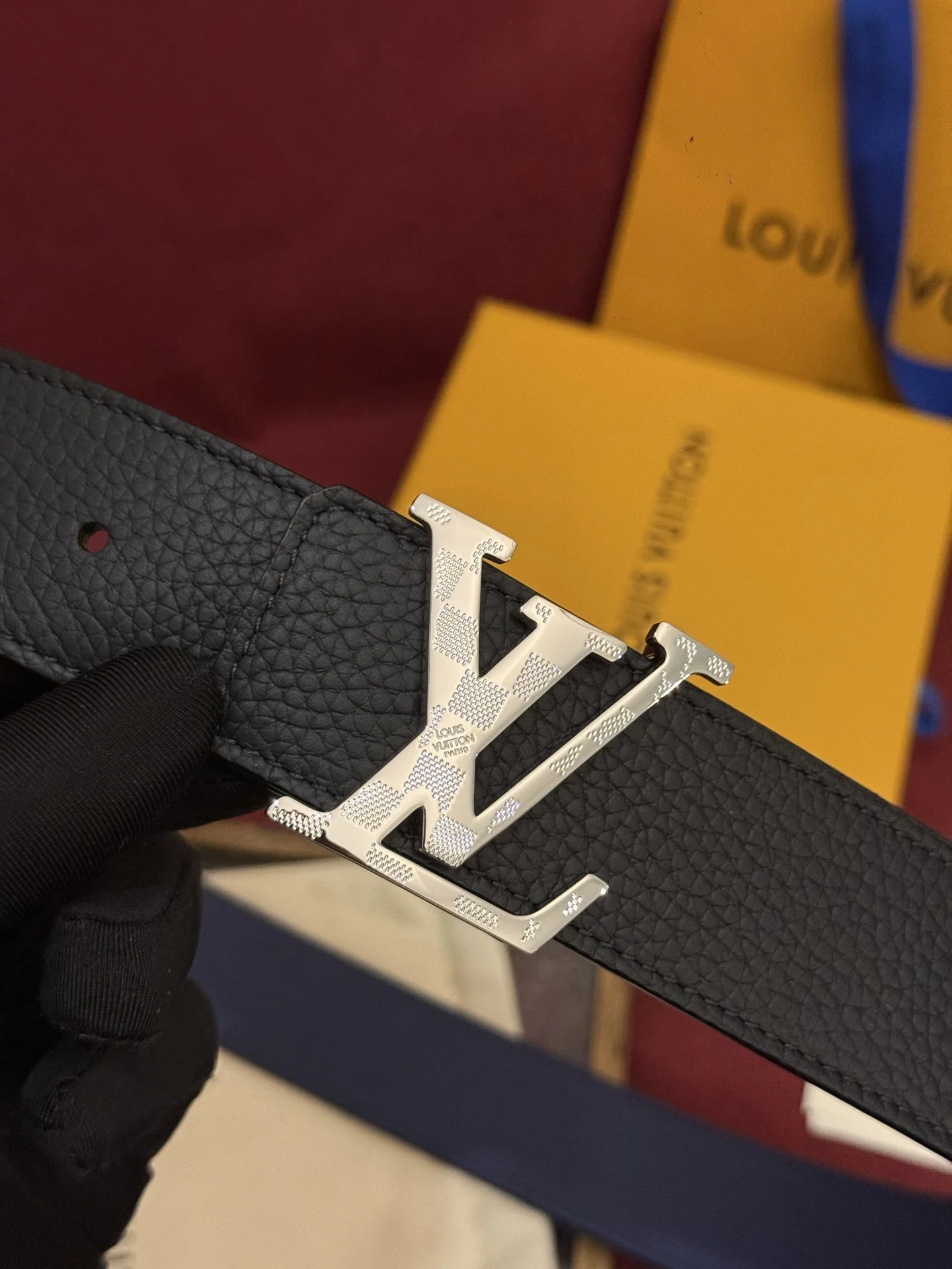 原单LV皮带|高仿LV皮带|精仿LV皮带|一比一LV皮带本款 Damier LV 40 毫米双面腰带做工精良 风格经典 深色牛皮革皮带与 LV 字母搭扣优雅相称 与精心镂刻的 Damier 图案相得益彰 气质优雅 可双面使用 轻松搭配您钟爱的服饰 