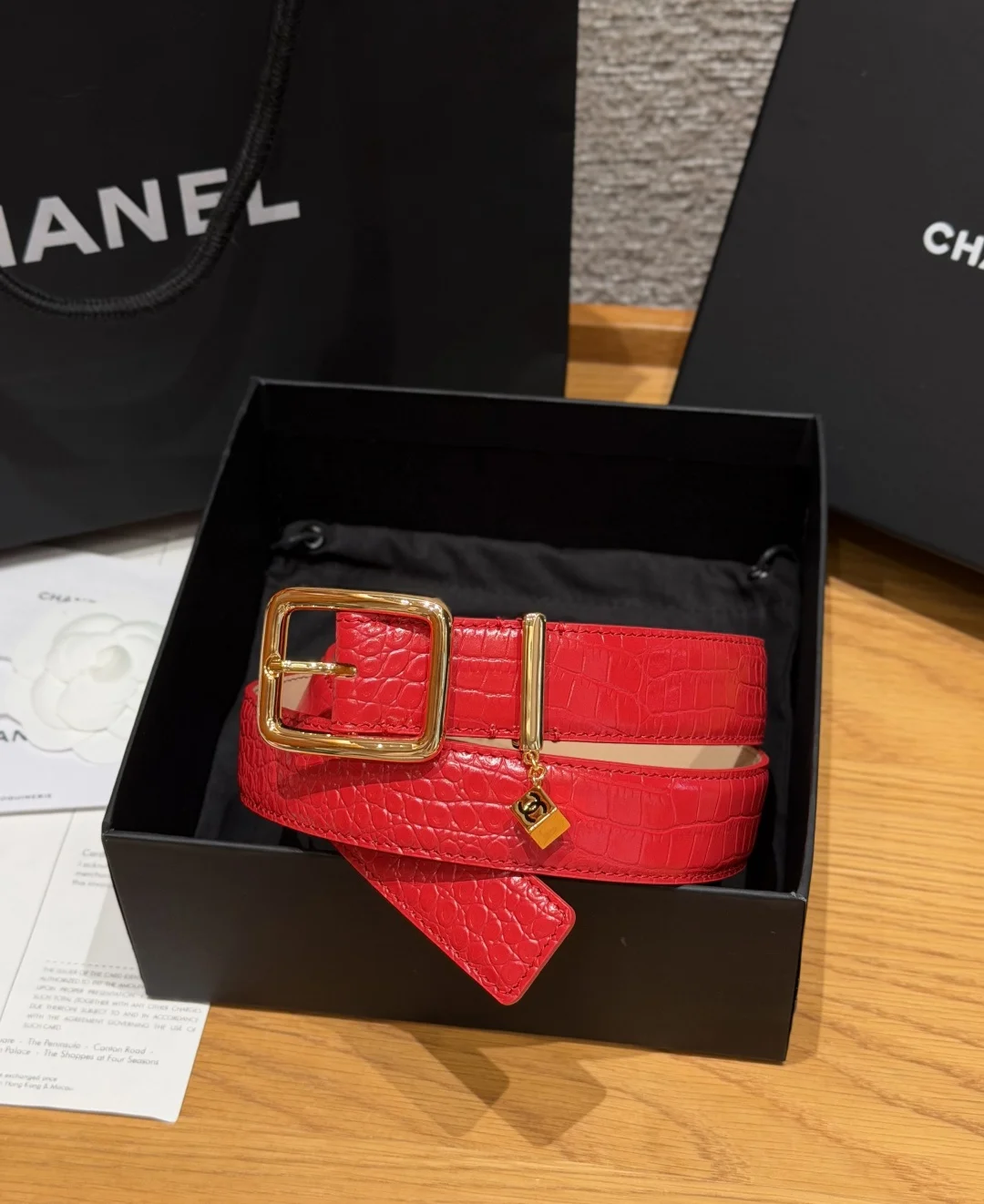 香家 Leather Belt with CC Charm,Crocodile Embossed Calfskin 30mm 带双C吊饰的皮质腰带鳄鱼纹压花皮质腰带 搭配标志性双C吊饰 尽显优雅风范 3cm官网标准宽度 专为女士穿搭设计 牛仔裤 西装裤 连衣裙都能轻松驾驭 双C吊饰是本款的标志性亮点 建议参照尺码表选择合适的尺码 齐全 宽度width 3.0
