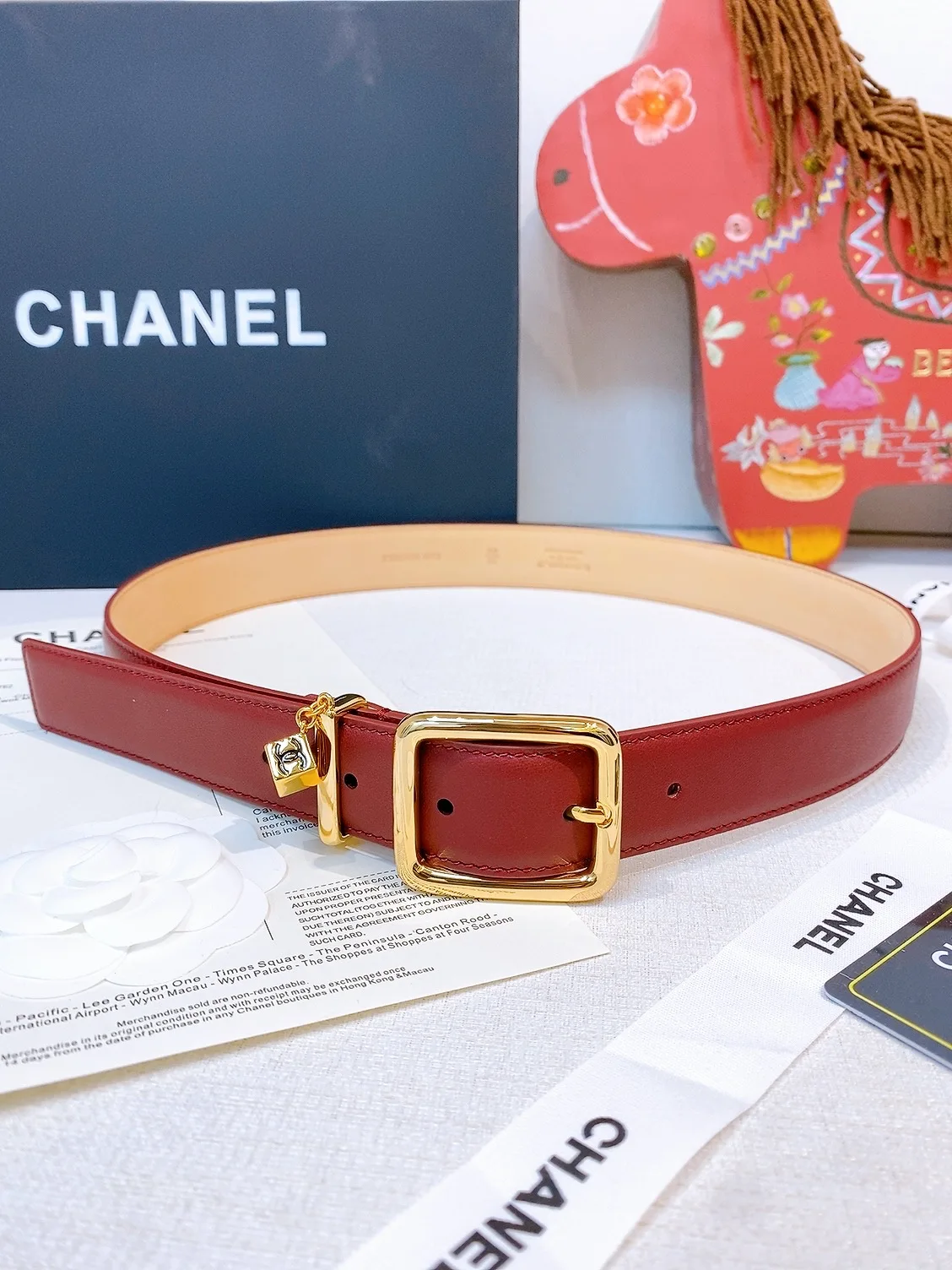 香家Chanel Leather belt 30mm皮质腰带这款是香香26/27早春度假系列3.0cm腰带 采用光滑小牛皮材质 复古经典圆针扣设计 日常通勤 穿搭造型都非常百搭 齐全 宽度width 3.0cm