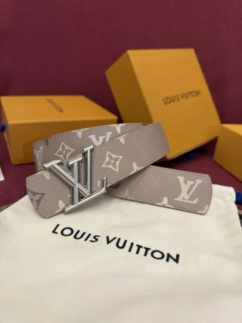 LV Dimension Monogram Surplus 40mm可翻转腰带大胆地将日常中性风格演绎得淋漓尽致 表带帆布一侧饰有以工装风格为灵感的 Monogram 图案 而皮革背面则采用光滑的棕色皮革制成 一如往常 圆润的 LV Dimension 搭扣为简洁流畅的廓形增添了几分独特韵味 