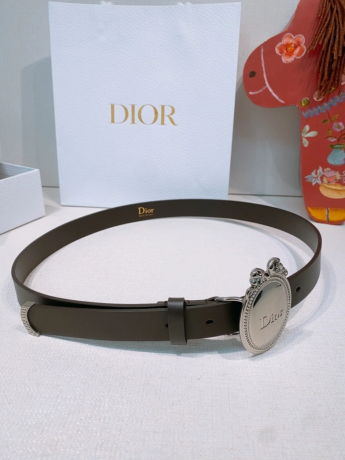 原单迪奥皮带|高仿迪奥皮带|精仿迪奥皮带|一比一迪奥皮带Look Book Christian Dior 2026椭圆型蝴蝶结腰带 古董感好强 重新诠释Dior 经典标识 采用光滑牛皮革等材质精心制作 饰以金色饰面金属腰带扣 饰环点缀以精心镌刻的藤格纹图案 可与经典西装外套 连衣裙或牛仔裤搭配 彰显隽永高雅的气质 2.5cm