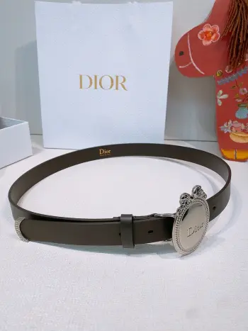 Look Book Christian Dior 2026椭圆型蝴蝶结腰带 古董感好强 重新诠释Dior 经典标识 采用光滑牛皮革等材质精心制作 饰以金色饰面金属腰带扣 饰环点缀以精心镌刻的藤格纹图案 可与经典西装外套 连衣裙或牛仔裤搭配 彰显隽永高雅的气质 2.5cm