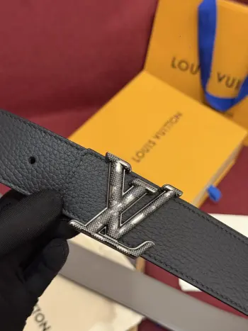 本款 Damier LV 40 毫米双面腰带做工精良 风格经典 深色牛皮革皮带与 LV 字母搭扣优雅相称 与精心镂刻的 Damier 图案相得益彰 气质优雅 可双面使用 轻松搭配您钟爱的服饰 