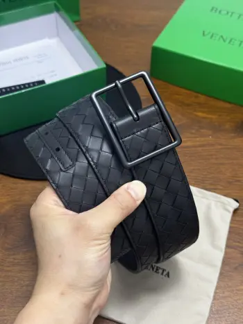 BOTTEGA VENETA 4.0cm 颜色 哑黑Intrecciato Piccolo编织腰带小牛皮皮革手工编织手工编织新款牛皮经典之作每个细节都体现出至高的品味和格调整体造型增添优雅韵味 低调奢华的典范优雅迷人气息精致的手工艺制作 