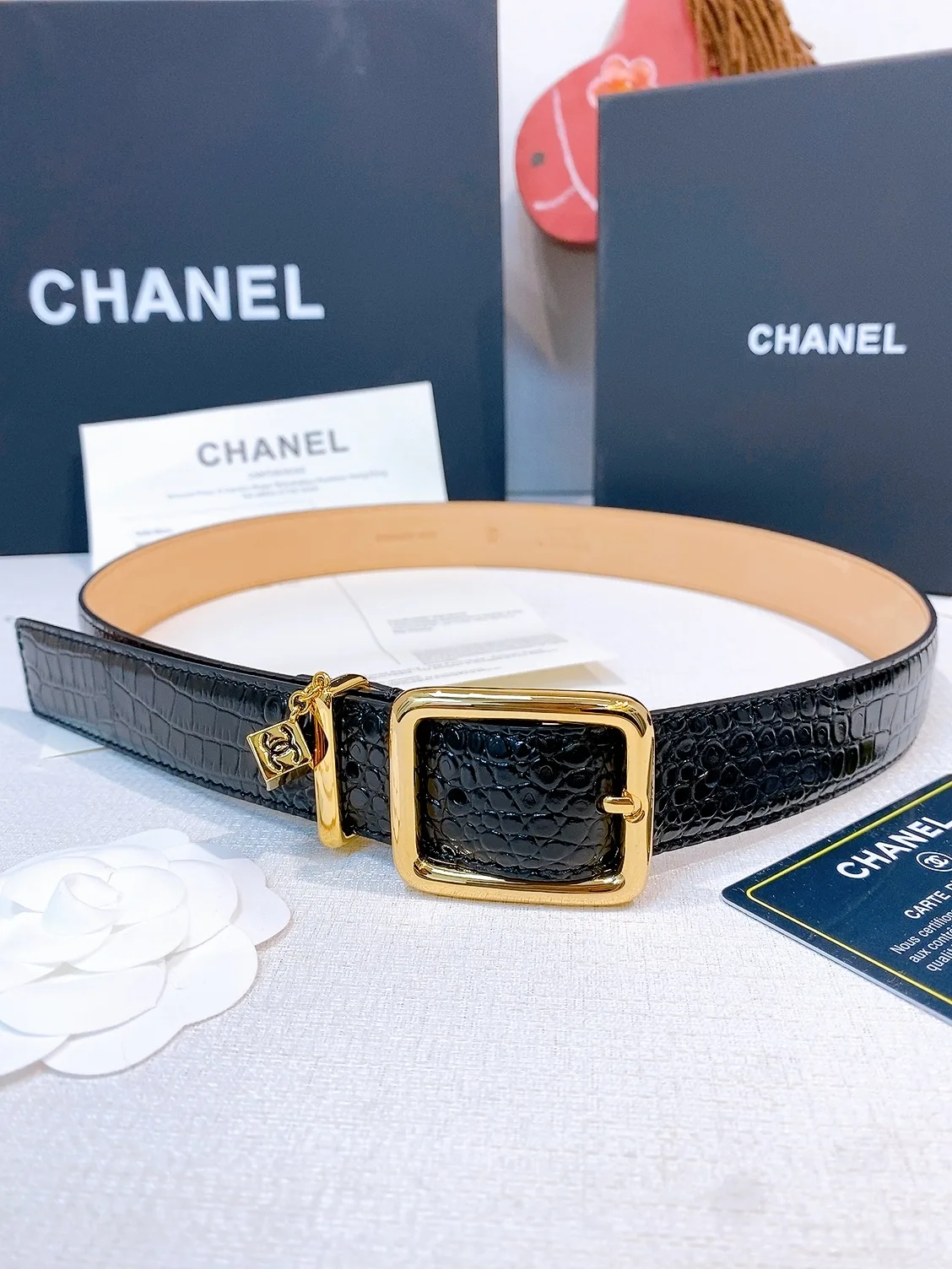 香家Chanel Leather belt 30mm皮质腰带这款是香香26/27早春度假系列3.0cm腰带 采用光滑小牛皮材质 复古经典圆针扣设计 日常通勤 穿搭造型都非常百搭 齐全 宽度width 3.0cm