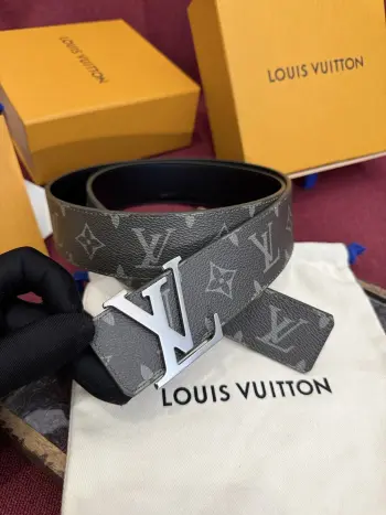 这款由西班牙制造的 LV Initiales Monogram 40mm 可翻转腰带采用了与秋季氛围相契合的色彩搭配 因其简洁而标志性的扣环而备受推崇 该款式一侧饰有 Monogram 帆布图案 另一面则为墨绿色皮革反衬 为日常穿着增添了几分格调与舒适感 