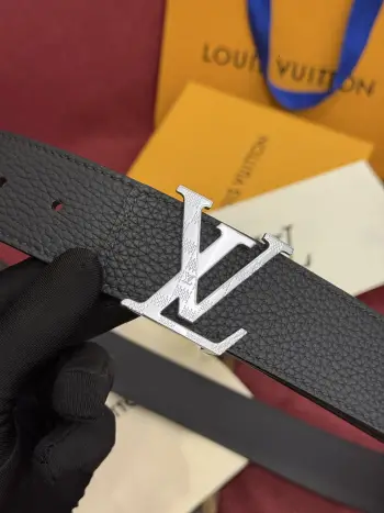 本款 Damier LV 40 毫米双面腰带做工精良 风格经典 深色牛皮革皮带与 LV 字母搭扣优雅相称 与精心镂刻的 Damier 图案相得益彰 气质优雅 可双面使用 轻松搭配您钟爱的服饰 