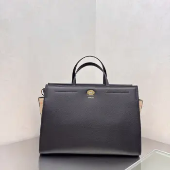 Cotswolds 格纹托特包 选用粒纹小牛皮材质打造 设有 Burberry 格纹侧边裁片 搭配同设计标志性沙米色内衬 精巧款式 内部空问充裕 融入格纹镌纹开合与D型环配件 灵感源自品牌标志性 Trench 风衣腰带 可手拿携带 或使用肩背带缔造肩背造型 尺寸39.5×17x 28.5cm型号0411