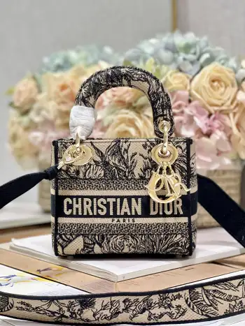 三格刺绣 大象杏三格刺绣戴妃 Lᴀᴅʏ刺绣戴妃包 Cʜʀɪsᴛɪᴀɴ Dɪᴏʀ 标志时尚而柔美 饰以标志性 D.I.O.R. 吊饰 为精美的轮廓增添一分灵动 搭配大号可拆卸双面刺绣肩带 可随心选择背挎方式 可拆卸双面刺绣宽肩带 内部拉链口袋和贴袋 可手提 肩背或斜挎 可随心搭配其他刺绣肩带 尺寸 17×7.5×14cm款号:9028