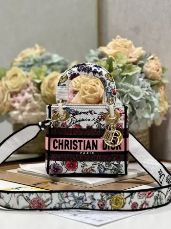 三格刺绣 蝶恋花粉三格刺绣戴妃 Lᴀᴅʏ刺绣戴妃包 Cʜʀɪsᴛɪᴀɴ Dɪᴏʀ 标志时尚而柔美 饰以标志性 D.I.O.R. 吊饰 为精美的轮廓增添一分灵动 搭配大号可拆卸双面刺绣肩带 可随心选择背挎方式 可拆卸双面刺绣宽肩带 内部拉链口袋和贴袋 可手提 肩背或斜挎 可随心搭配其他刺绣肩带 尺寸 17×7.5×14cm款号:9028