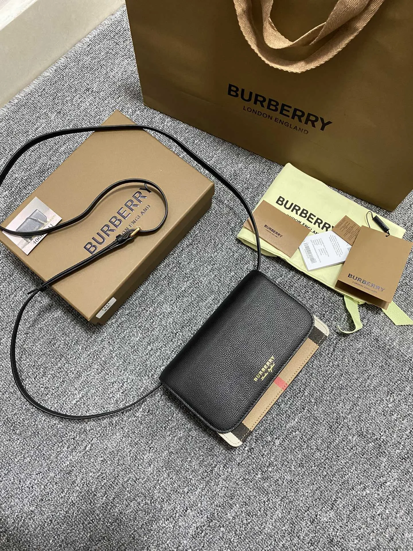 特级  皮肩带 型号 1441 B家两用小肩包手包两用内置卡位 拉链安全隔层 一大空间 小巧玲珑 超实用百搭 采用进口意大利小牛皮 柔软细腻 19X13.5X4.5 