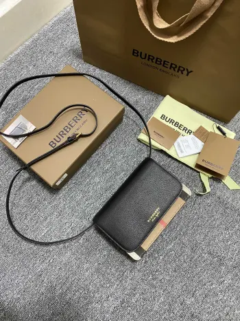 特级  皮肩带 型号 1441 B家两用小肩包手包两用内置卡位 拉链安全隔层 一大空间 小巧玲珑 超实用百搭 采用进口意大利小牛皮 柔软细腻 19X13.5X4.5 