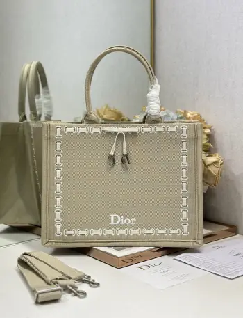  杏织带配肩带 中号尺寸 内贴袋  Dior book tote 购物袋这款Book Tote手袋灵感来自女装创意总监玛丽亚 嘉茜娅 蔻丽 Maria Grazia Chiuri 是体现Dior审美的主打产品 可收纳各种日常用品 全新演绎Bayadere图案混合效果D-Stripes图案刺绣 更具时尚风范 正面饰以 Christian Dior 标志 充分体现了Dior的精湛工艺 款号 1286尺寸 36×28 cm