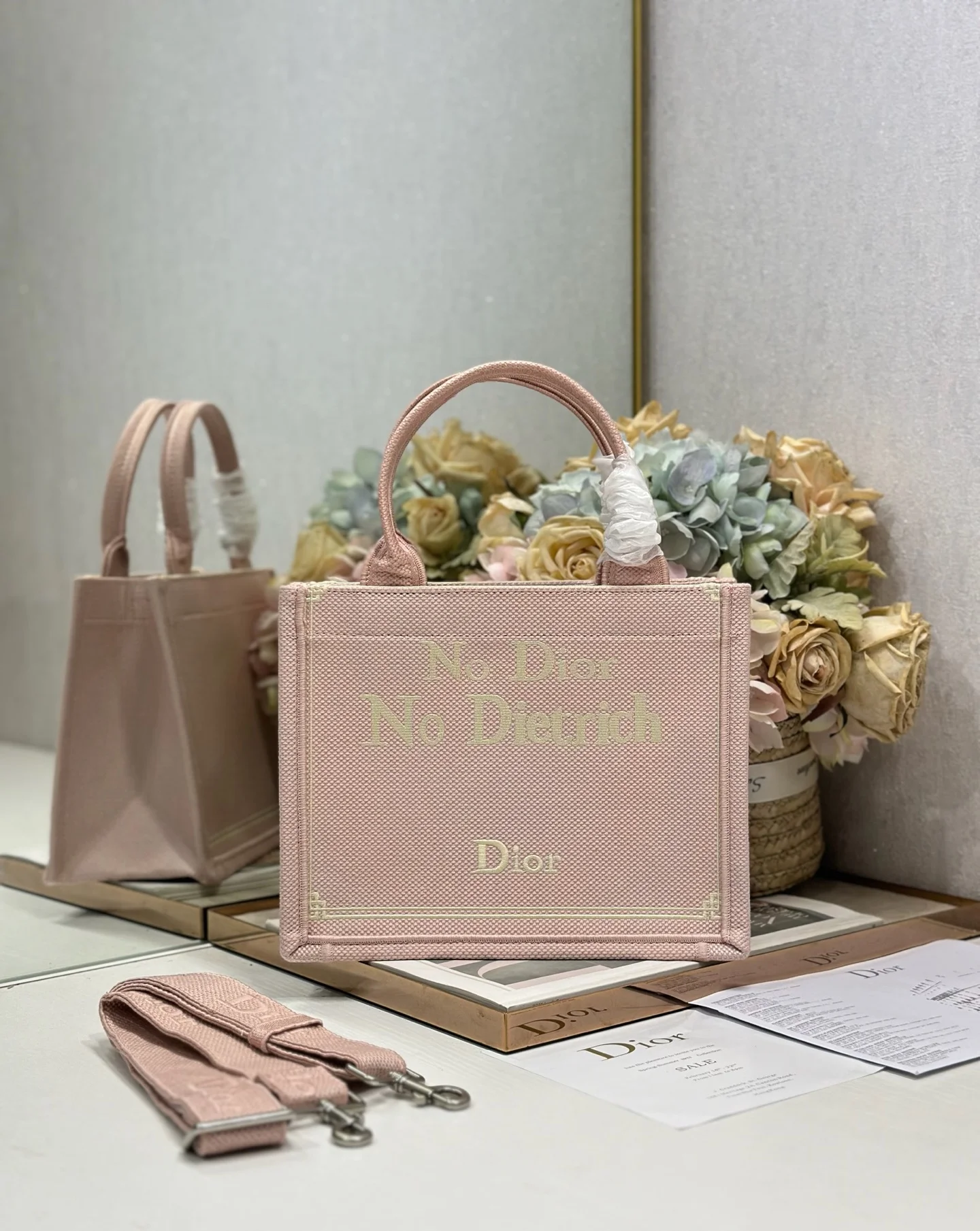花窗帆布配肩带 小号尺寸 Dio.r Mini Book tote 复古又时髦的凹造型单品精湛的刺绣工艺完美呈现 随手一搭就能给搭配带来亮点 这款小号太阔爱了8 小小的包型装点零碎的小东西也很方便呐 谁用谁时髦 稀饭高颜值的小仙女必入噢 款号:1265/1286尺寸:26.5×21×14cm 可收纳一部 iPad Air 4 或一部 iPad Pro 11