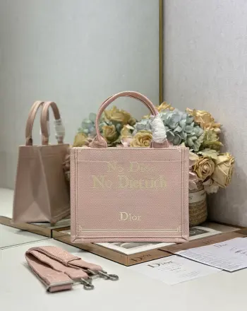  花窗帆布配肩带 小号尺寸 Dio.r Mini Book tote 复古又时髦的凹造型单品精湛的刺绣工艺完美呈现 随手一搭就能给搭配带来亮点  这款小号太阔爱了8  小小的包型装点零碎的小东西也很方便呐  谁用谁时髦 稀饭高颜值的小仙女必入噢 款号:1265/1286尺寸:26.5×21×14cm 可收纳一部 iPad Air 4 或一部 iPad Pro 11