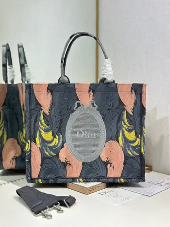  羽毛镜子配肩带 大号 Dior book tote 购物袋这款Book Tote手袋灵感来自女装创意总监玛丽亚 嘉茜娅 蔻丽 Maria Grazia Chiuri 是体现Dior审美的主打产品 可收纳各种日常用品 全新演绎Bayadere图案混合效果D-Stripes图案刺绣 更具时尚风范 正面饰以 Christian Dior 标志 充分体现了Dior的精湛工艺 款号 1286尺寸 42×35×18.5cm