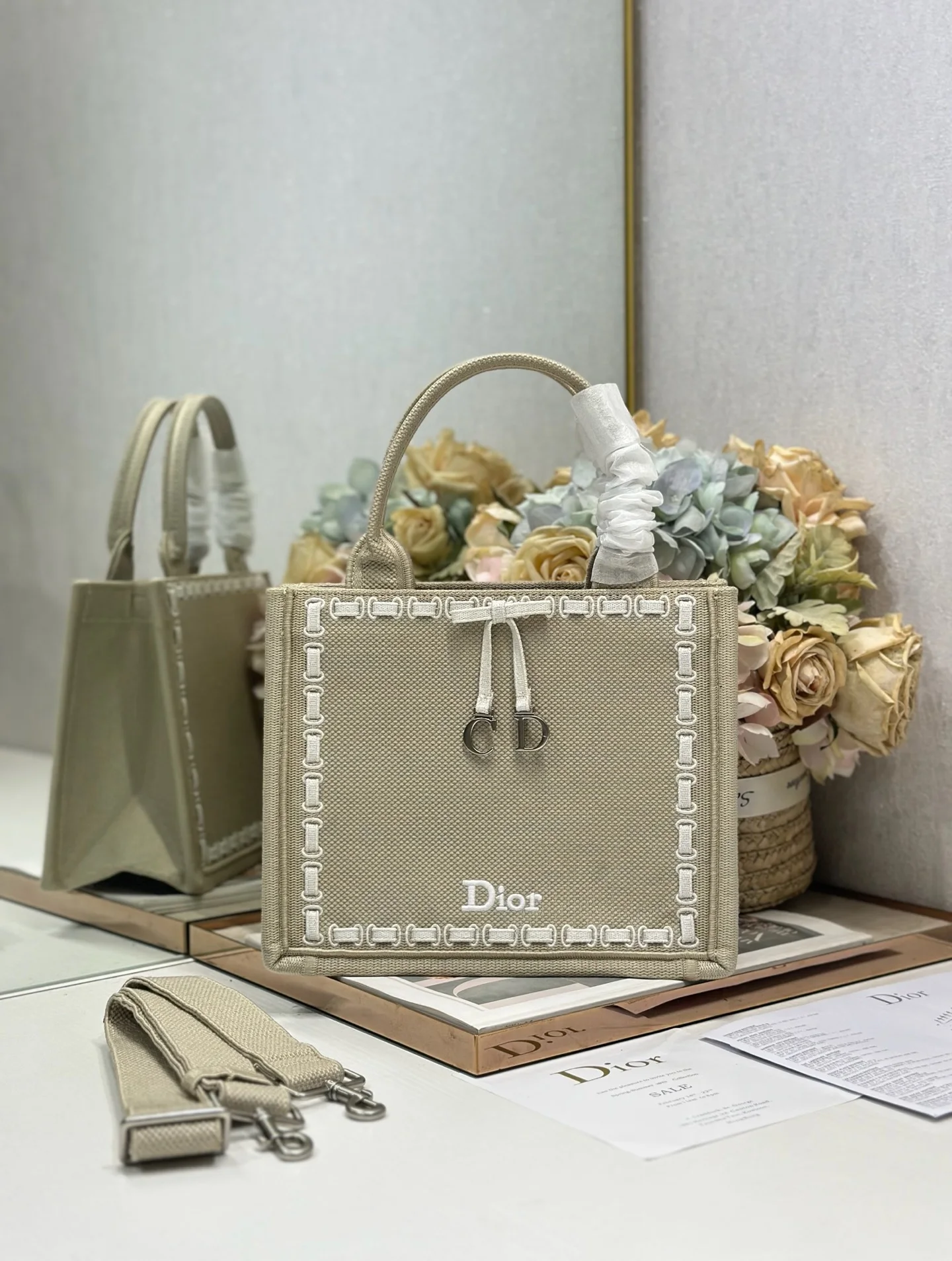 杏织带配肩带 小号尺寸 内贴袋 Dio.r Mini Book tote 复古又时髦的凹造型单品精湛的刺绣工艺完美呈现 随手一搭就能给搭配带来亮点 这款小号太阔爱了8 小小的包型装点零碎的小东西也很方便呐 谁用谁时髦 稀饭高颜值的小仙女必入噢 款号:1265/1286尺寸:26.5×21×14cm 可收纳一部 iPad Air 4 或一部 iPad Pro 11
