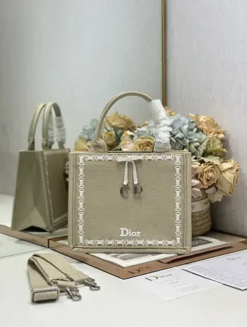  杏织带配肩带 小号尺寸 内贴袋  Dio.r Mini Book tote 复古又时髦的凹造型单品精湛的刺绣工艺完美呈现 随手一搭就能给搭配带来亮点  这款小号太阔爱了8  小小的包型装点零碎的小东西也很方便呐  谁用谁时髦 稀饭高颜值的小仙女必入噢 款号:1265/1286尺寸:26.5×21×14cm 可收纳一部 iPad Air 4 或一部 iPad Pro 11