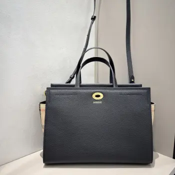 Cotswolds 格纹托特包 选用粒纹小牛皮材质打造 设有 Burberry 格纹侧边裁片 搭配同设计标志性沙米色内衬 精巧款式 内部空问充裕 融入格纹镌纹开合与D型环配件 灵感源自品牌标志性 Trench 风衣腰带 可手拿携带 或使用肩背带缔造肩背造型 尺寸30.5 × 13 × 22.5cm 型号0611