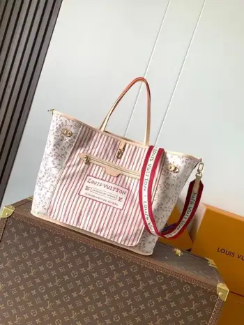 顶级原单 变码163芯片M11948杏色印花 M15124猫咪印花Neverfull Bandouliere Inside Out GM 手袋以 Monogram 帆布和缤纷压花织物演绎双面设计 再令考究包身映现金属件的细腻莹泽 为经典构型注入新季意趣 巧用侧面钩扣和可拆卸肩带 可轻松化身 Hobo 手袋或斜挎包 32 x 19 x 39 厘米 (高 x 宽 x 长度)