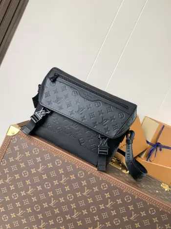 顶级原单 动态芯片M25121 本款 Voyager 小号邮差包取材 Monogram Shadow 牛皮革 演绎复古书包的灵感启发 崭新 LV 搭扣带来便捷体验 可调节肩带实现舒适背携 充裕空间可收纳平板电脑 充电器 记事本等日常所需 33 x 22.5 x 11(长度 x 高 x 宽)