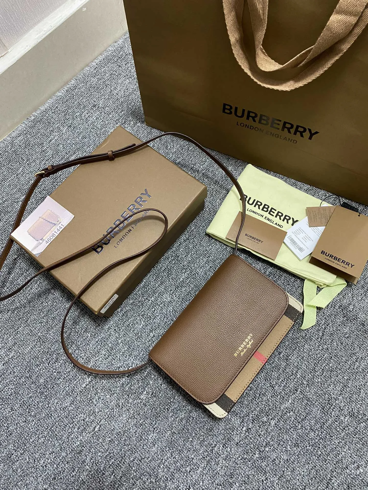 特级  皮肩带 型号 1441 B家两用小肩包手包两用内置卡位 拉链安全隔层 一大空间 小巧玲珑 超实用百搭 采用进口意大利小牛皮 柔软细腻 19X13.5X4.5 