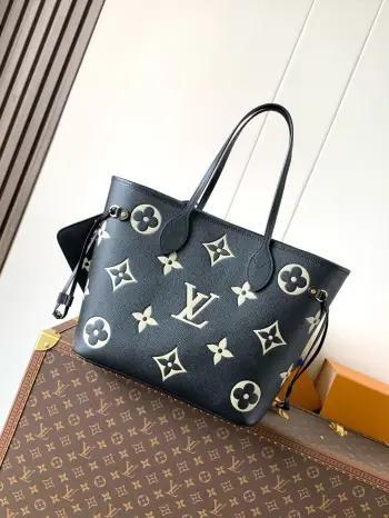 顶级原单 变码芯片163cM58907杏色印花 M45686杏色M58907黑色丝印 M45685黑色这款 Neverfull MM 重新融入了 House Monogram Empreinte Couture 的标志性设计素 它着重展示了实现这一独特效果的三个步骤 灵感源自复古 Louis Vuitton 箱包的衬里 皮革经过压花 印刷 最后再刺绣 以彰显品牌的精湛工艺 此外 它还配有金色调的金属配件作为点缀 在这款宽敞的托特包中 你可以存放日常必需品 包括一台笔记本电脑 32x 29 x 17 cm 长度 x 高度 x 宽度 