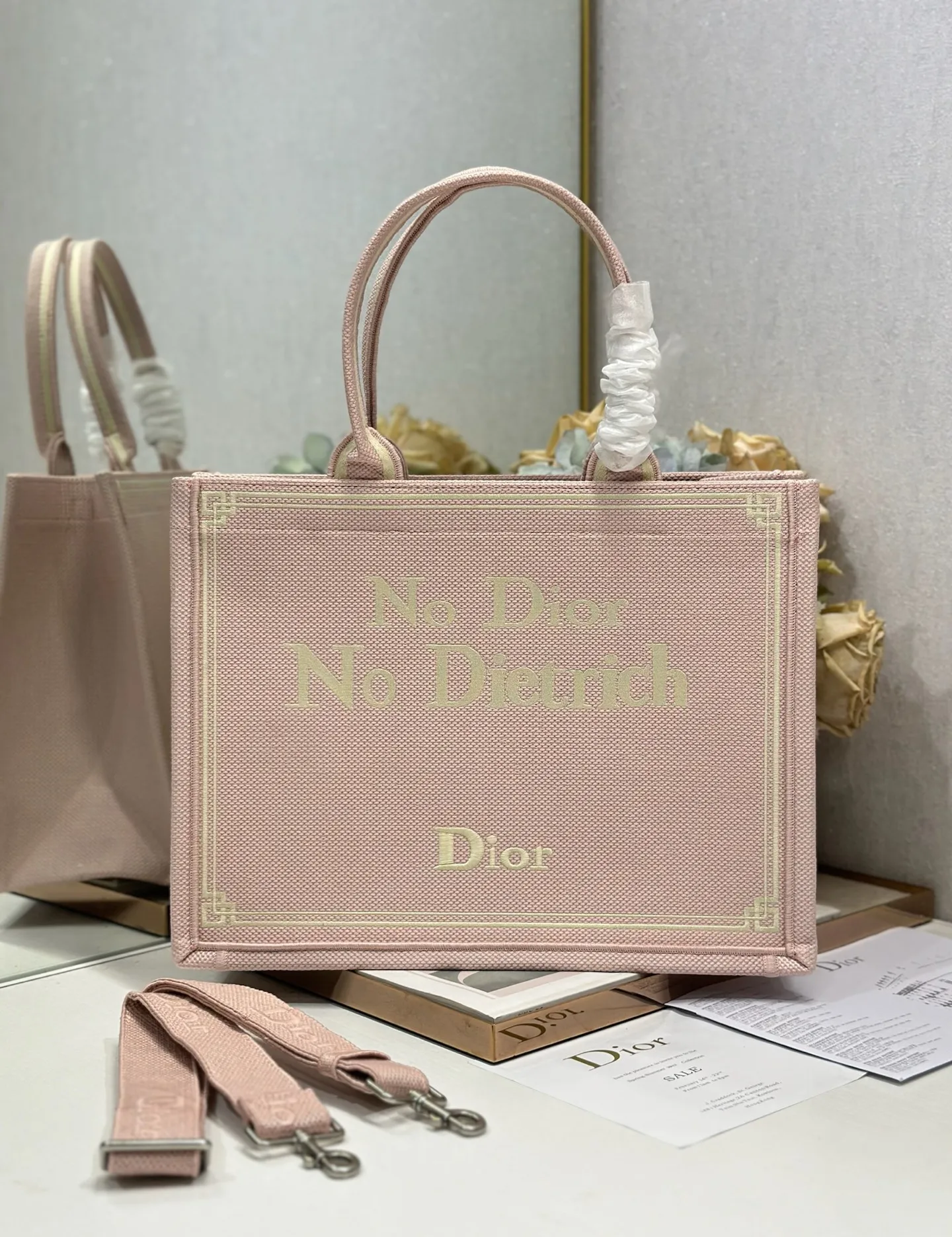  花窗帆布配肩带 中号尺寸 Dior book tote 购物袋这款Book Tote手袋灵感来自女装创意总监玛丽亚 嘉茜娅 蔻丽 Maria Grazia Chiuri 是体现Dior审美的主打产品 可收纳各种日常用品 全新演绎Bayadere图案混合效果D-Stripes图案刺绣 更具时尚风范 正面饰以 Christian Dior 标志 充分体现了Dior的精湛工艺 款号 1286尺寸 36×28 cm 