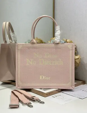  花窗帆布配肩带 中号尺寸 Dior book tote 购物袋这款Book Tote手袋灵感来自女装创意总监玛丽亚 嘉茜娅 蔻丽 Maria Grazia Chiuri 是体现Dior审美的主打产品 可收纳各种日常用品 全新演绎Bayadere图案混合效果D-Stripes图案刺绣 更具时尚风范 正面饰以 Christian Dior 标志 充分体现了Dior的精湛工艺 款号 1286尺寸 36×28 cm 