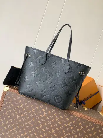 顶级原单 变码芯片163cM58907杏色印花 M45686杏色M58907黑色丝印 M45685黑色这款 Neverfull MM 重新融入了 House Monogram Empreinte Couture 的标志性设计素 它着重展示了实现这一独特效果的三个步骤 灵感源自复古 Louis Vuitton 箱包的衬里 皮革经过压花 印刷 最后再刺绣 以彰显品牌的精湛工艺 此外 它还配有金色调的金属配件作为点缀 在这款宽敞的托特包中 你可以存放日常必需品 包括一台笔记本电脑 32x 29 x 17 cm 长度 x 高度 x 宽度 