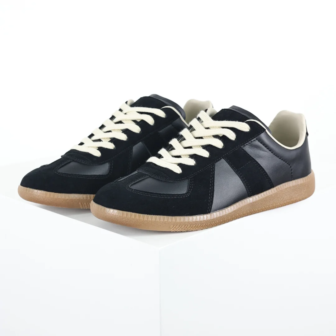 原单其它男鞋|高仿其它男鞋|精仿其它男鞋|一比一其它男鞋Maison Margiela Calfskin Replica 马吉拉 德训运动休闲板鞋 黑色今天出货性价比-跑量款-直播平台专供款Maison Margiela梅森马吉拉Replica 休闲低帮德训鞋 采用绒面和皮革拼接 橡胶底耐磨防滑 打造欧美时尚 该鞋款的外观设计走在时尚前沿 其独特的风格款式构成了品牌身份重要的一部分 Size: 35 36 37 38 39 40 41 42 43 44 45 46