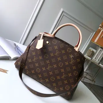 顶级原单 品质一如既往MONTAIGNE 中号手袋M41056 以标志性 Monogram 帆布制成的 Montaigne 手袋将俏皮挺括的外部设计与宽敞有序的包内空间结合在一起 是商务包款的理想之选  这款手袋配有可脱卸肩带 可手提 臂挽或肩背 33 x 23 x 15 cm