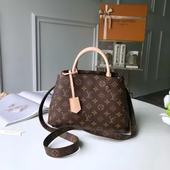 顶级原单 品质一如既往MONTAIGNE BB M41055小号手袋以标志性 Monogram 帆布制成的 Montaigne BB 手袋将俏皮挺括的外部设计与整齐有序的包内空间结合在一起 是商务包款的理想之选  这款手袋配有一条超长的可拆卸背带 既可手提 臂挽 亦可斜背 打造时尚扮相 29 x 20 x 13 cm