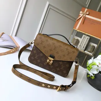 顶级原单 M44876独家实拍 本款 Pochette Metis 手袋采用别致肩背书包造型 富有潮流感 小巧包身取材潮流 Monogram Reverse 帆布 配有标志性 S-lock 锁 抛光表面亮泽耀眼 功能多样 空间宽敞 时髦顶部手柄和可脱卸长肩带便于肩背或斜挎 乃日常出行良伴 尺寸 25×19×7cm