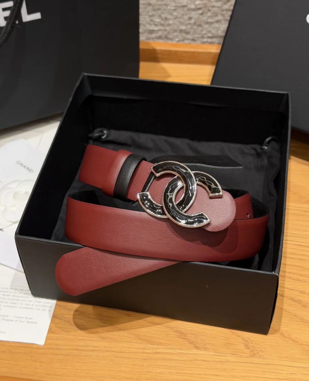 香家双面小牛皮扣腰带系列 Ceinture 30 mm Reversible en Cuir de Veau Lisse30毫米双面腰带带身 采用光滑小牛皮制作 双面均为小牛皮 兼容30毫米规格可替换扣头 日常通勤 穿搭造型都非常百搭 是品牌标志性的经典款 建议参照尺码表选择合适的尺码 齐全 宽度width 3.0cm