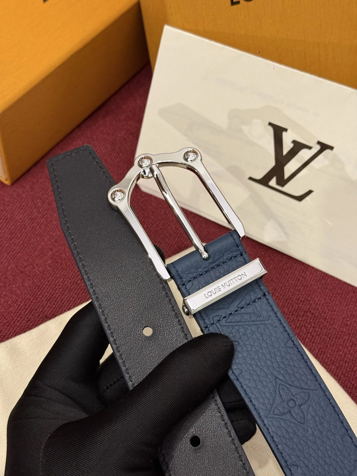 原单LV皮带|高仿LV皮带|精仿LV皮带|一比一LV皮带The Frog 3.5mm Reversible Belt in Crocodile是一款优雅且富有感染力的作品 带有纹理感的牛皮材质提升了装饰扣件的立体质感 其上点缀着带有钯色装饰的字母图案 若想采用同样精致的设计风格 光滑而坚实的反面则呈现出更为简约的风格 
