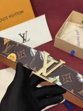 LV Initiales Monogram Flower 双面腰带以 Monogram 印花和撞色花卉焕新帆布一面 翻转即现雅致皮革素面 绚烂繁花新释品牌经典素 动感艺术唤起情感共鸣 