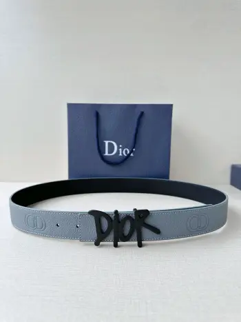 Dior 这款双面腰带结合典雅气质与摩登风范 双面均采用粒面牛皮革精心制作 一面为黑色 另一面多色可选 可搭配各式 35 毫米不锈钢腰带扣 更添精致 打造富有个性特色的配饰 时尚百搭 
