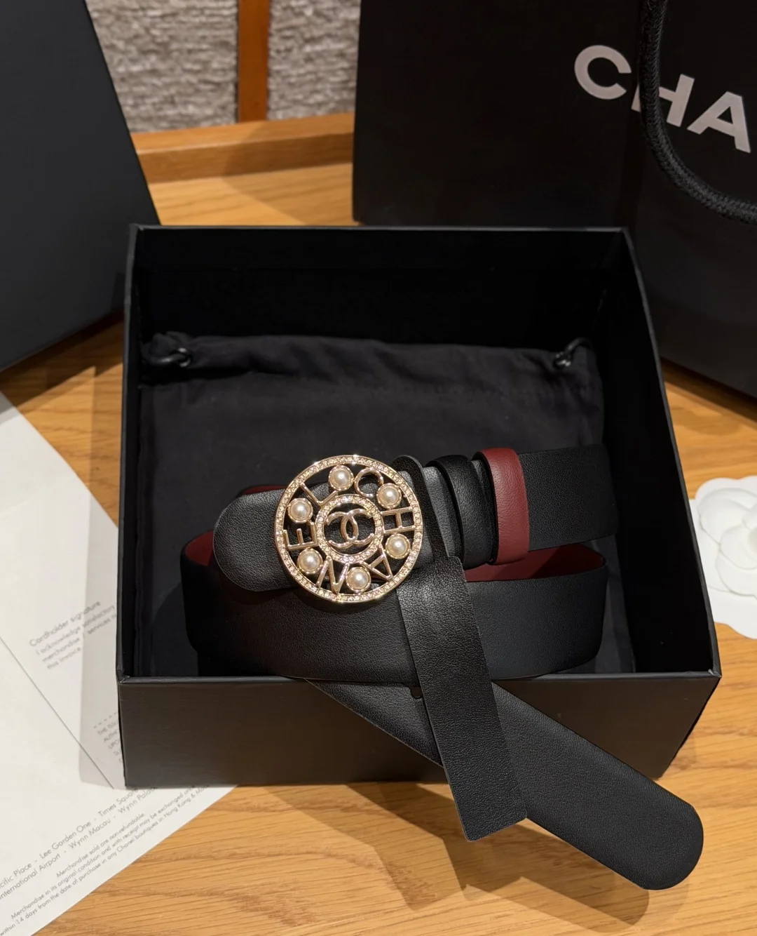 香家双面小牛皮扣腰带系列 Ceinture 30 mm Reversible en Cuir de Veau Lisse30毫米双面腰带带身 采用光滑小牛皮制作 双面均为小牛皮 兼容30毫米规格可替换扣头 日常通勤 穿搭造型都非常百搭 是品牌标志性的经典款 建议参照尺码表选择合适的尺码 齐全 宽度width 3.0cm