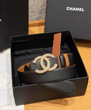 香家双面小牛皮扣腰带系列 Ceinture 30 mm Reversible en Cuir de Veau Lisse30毫米双面腰带带身 采用光滑小牛皮制作 双面均为小牛皮 兼容30毫米规格可替换扣头 日常通勤 穿搭造型都非常百搭 是品牌标志性的经典款 建议参照尺码表选择合适的尺码 齐全 宽度width 3.0cm