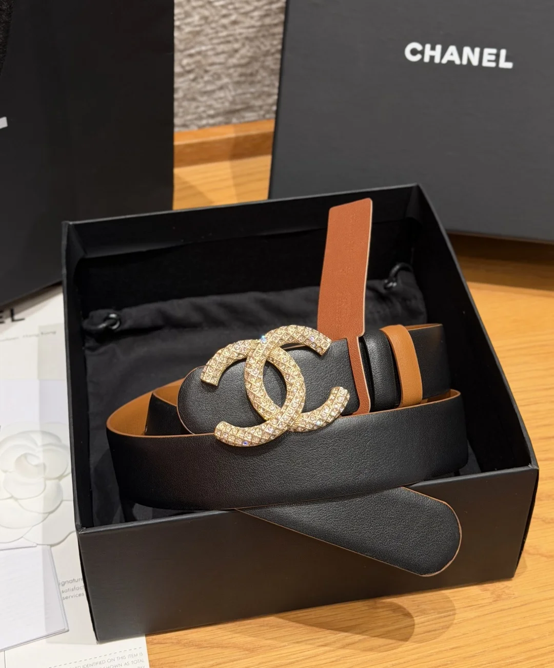 香家双面小牛皮扣腰带系列 Ceinture 30 mm Reversible en Cuir de Veau Lisse30毫米双面腰带带身 采用光滑小牛皮制作 双面均为小牛皮 兼容30毫米规格可替换扣头 日常通勤 穿搭造型都非常百搭 是品牌标志性的经典款 建议参照尺码表选择合适的尺码 齐全 宽度width 3.0cm