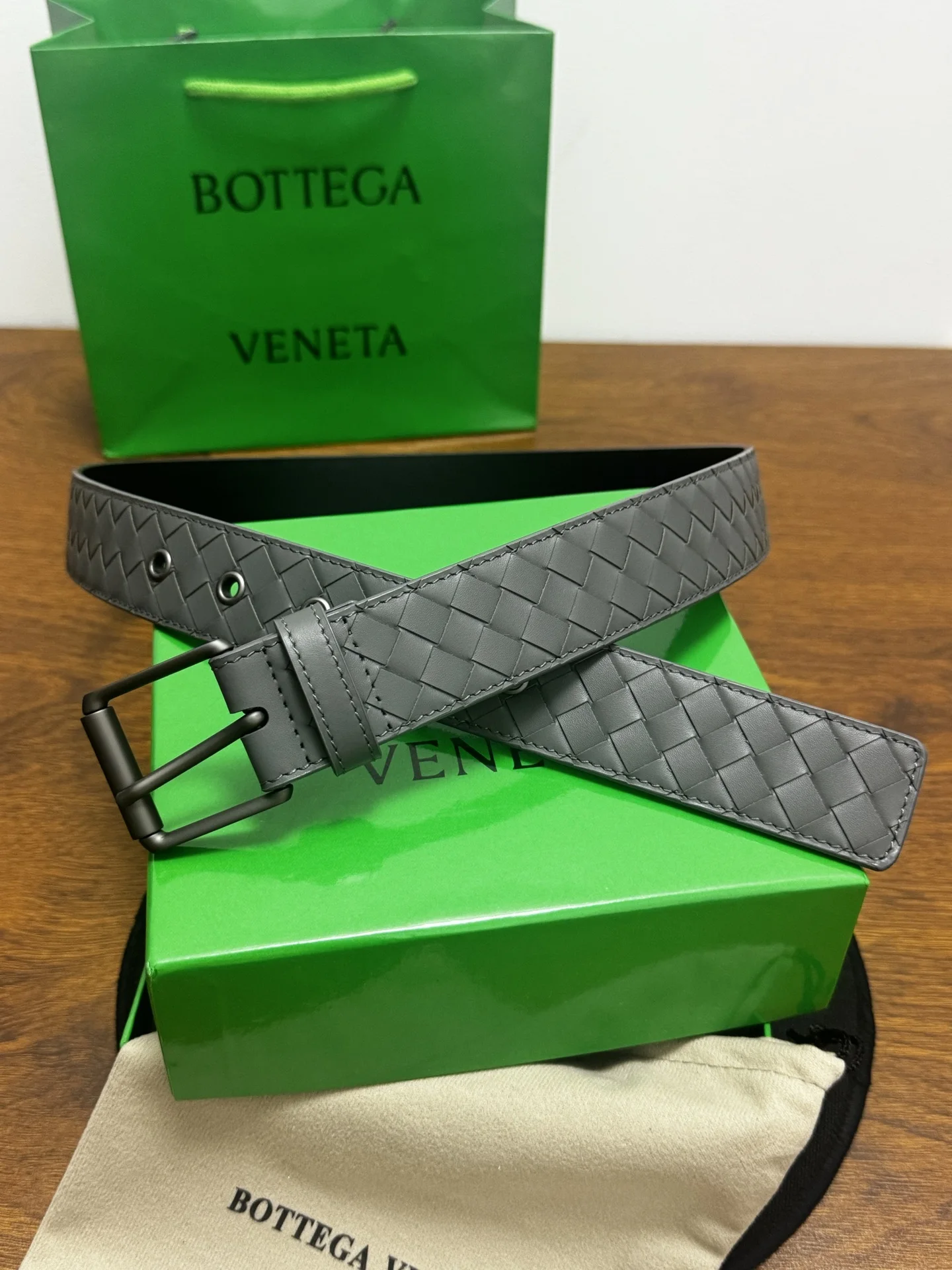 原单BV皮带|高仿BV皮带|精仿BV皮带|一比一BV皮带BOTTEGA VENETA 3.5cm 灰小牛皮皮革手工编织 手工编织新款牛皮经典之作 每个细节都体现出至高的品味和格调 整体造型增添优雅韵味 低调奢华的典范 优雅迷人气息且精致的手工艺制作 