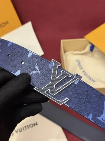 LV Dimension Monogram Surplus 40mm可翻转腰带大胆地将日常中性风格演绎得淋漓尽致 表带帆布一侧饰有以工装风格为灵感的 Monogram 图案 而皮革背面则采用光滑的棕色皮革制成 一如往常 圆润的 LV Dimension 搭扣为简洁流畅的廓形增添了几分独特韵味 