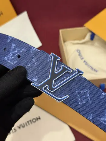 LV Dimension Monogram Surplus 40mm可翻转腰带大胆地将日常中性风格演绎得淋漓尽致 表带帆布一侧饰有以工装风格为灵感的 Monogram 图案 而皮革背面则采用光滑的棕色皮革制成 一如往常 圆润的 LV Dimension 搭扣为简洁流畅的廓形增添了几分独特韵味 
