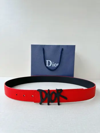 Dior 这款双面腰带结合典雅气质与摩登风范 双面均采用粒面牛皮革精心制作 一面为黑色 另一面多色可选 可搭配各式 35 毫米不锈钢腰带扣 更添精致 打造富有个性特色的配饰 时尚百搭 
