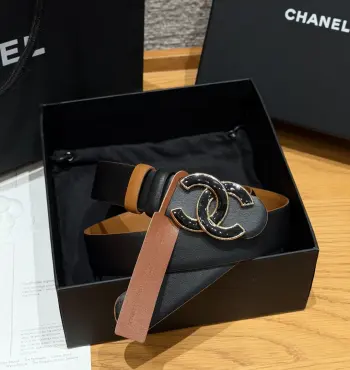 香家双面小牛皮扣腰带系列 Ceinture 30 mm Reversible en Cuir de Veau Lisse30毫米双面腰带带身 采用光滑小牛皮制作 双面均为小牛皮 兼容30毫米规格可替换扣头 日常通勤 穿搭造型都非常百搭 是品牌标志性的经典款 建议参照尺码表选择合适的尺码 齐全 宽度width 3.0cm