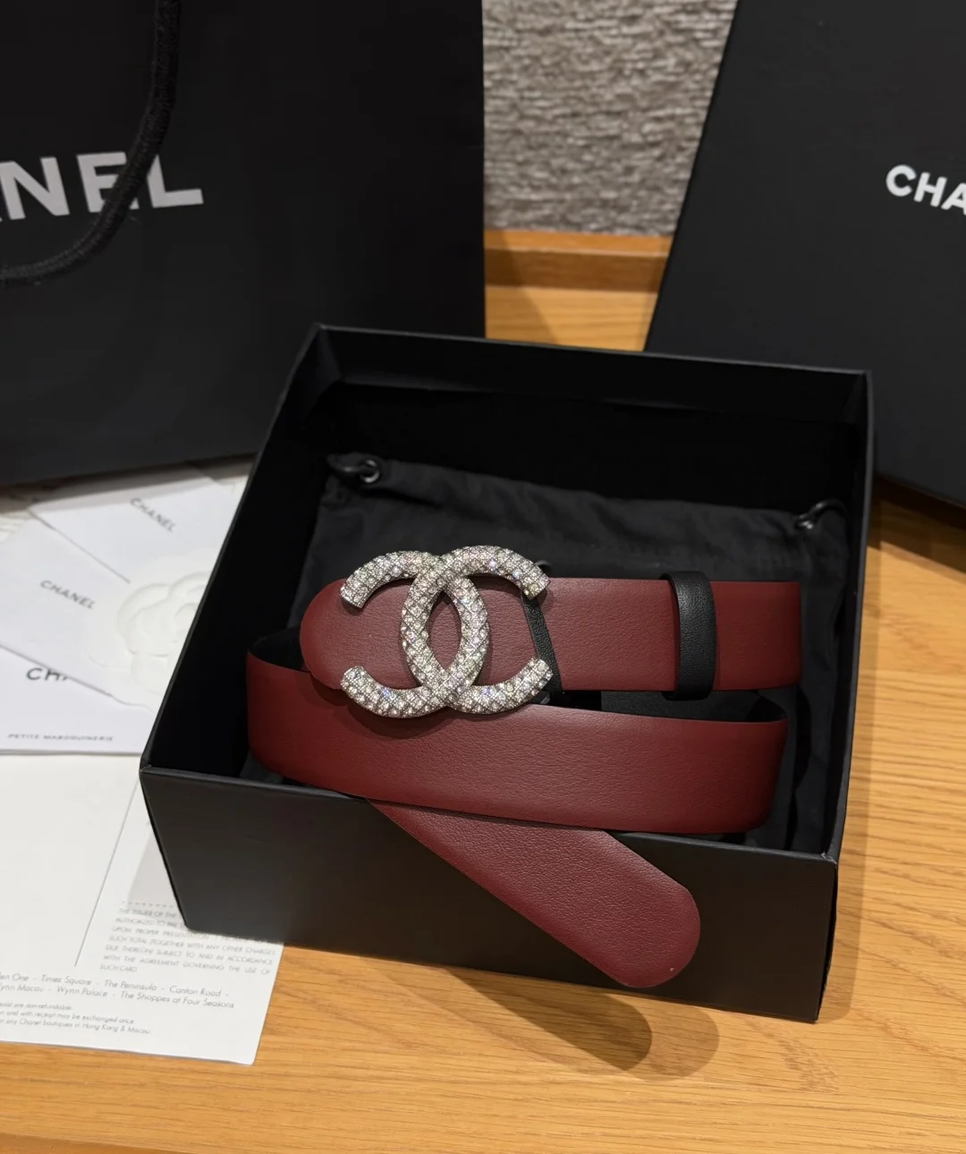 香家双面小牛皮扣腰带系列 Ceinture 30 mm Reversible en Cuir de Veau Lisse30毫米双面腰带带身 采用光滑小牛皮制作 双面均为小牛皮 兼容30毫米规格可替换扣头 日常通勤 穿搭造型都非常百搭 是品牌标志性的经典款 建议参照尺码表选择合适的尺码 齐全 宽度width 3.0cm